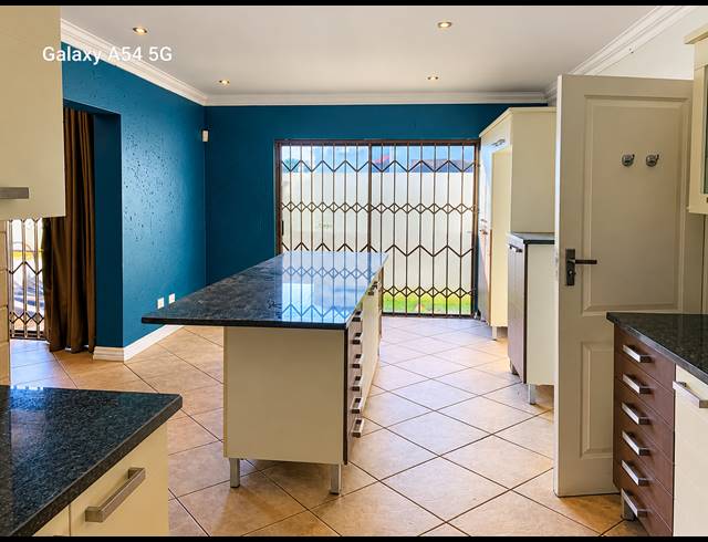 3 BEDROOM TOWNHOUSE FOR SALE IN VANDERBIJLPARK SE 2